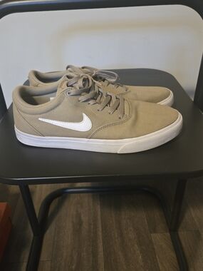 Nike Men’s Low-Top Canvas Sneaker in Tan with White Swoosh Men's Size 11.5 ***